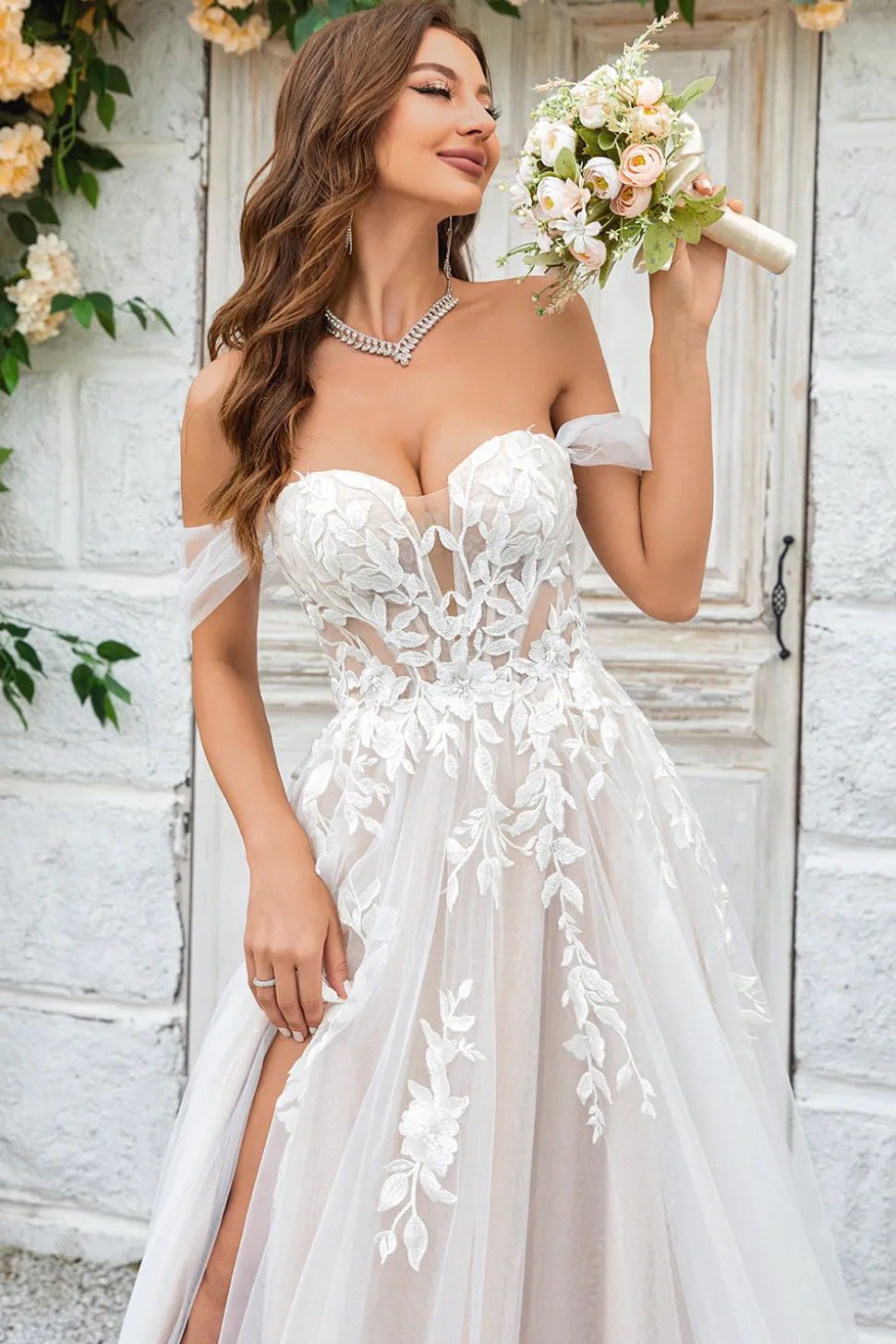 A Line Fora do Ombro Marfim Tule Vestido de Noiva