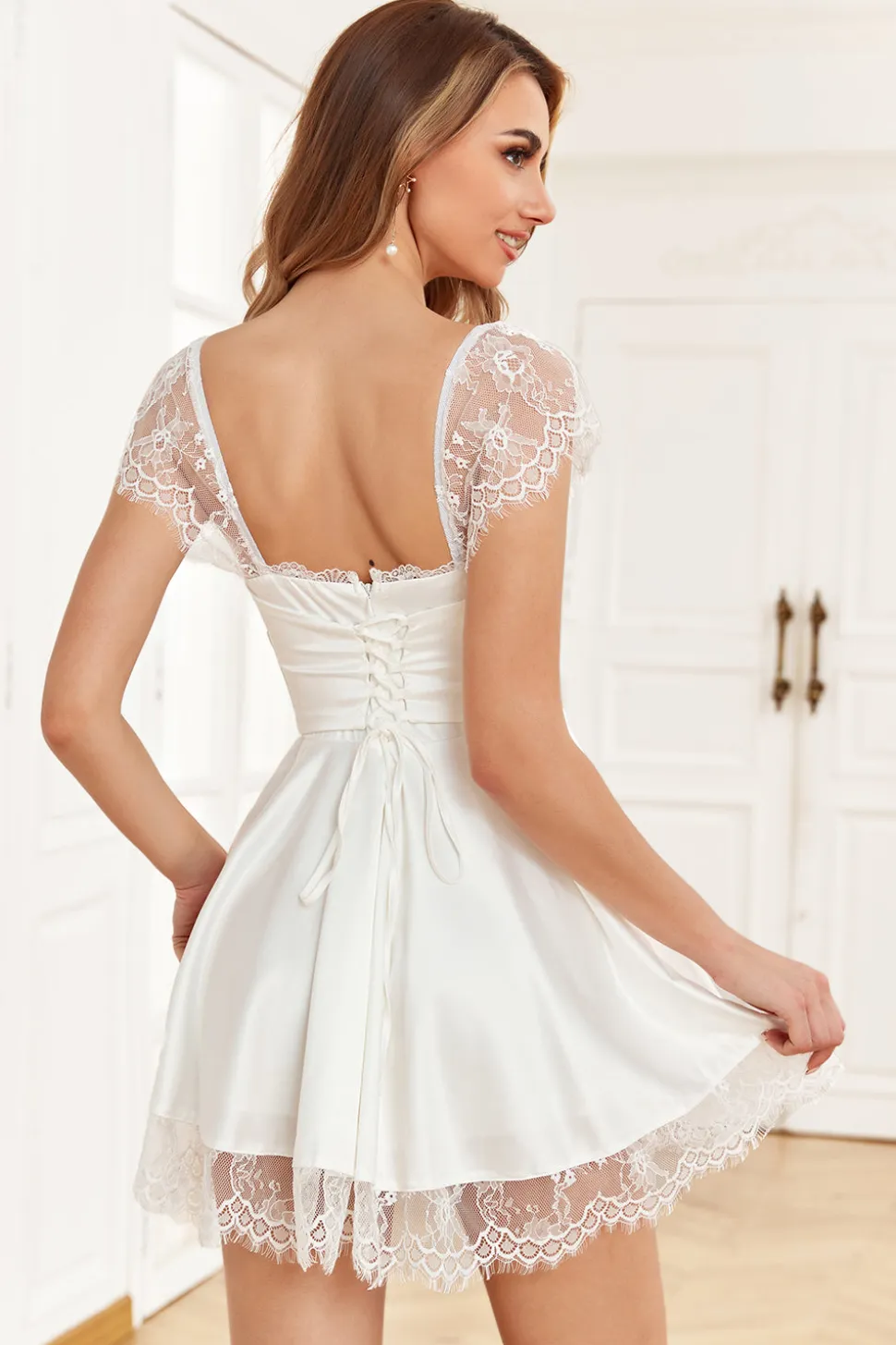 A Line Vestido de Cocktail Branco Pescoço Quadrado Renda
