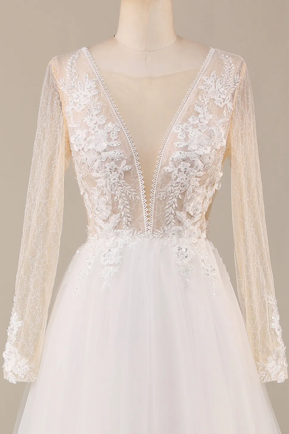 A Linha Deep V-Neck Ivory Tulle Sweep Train Vestido de Noiva com Renda