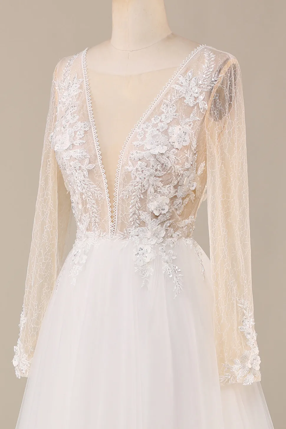 A Linha Deep V-Neck Ivory Tulle Sweep Train Vestido de Noiva com Renda
