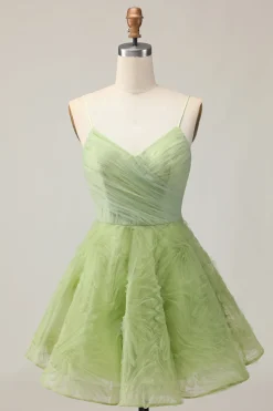 A Linha Esparguete Correias Verde Ruched Short Homecoming Dress com costas abertas
