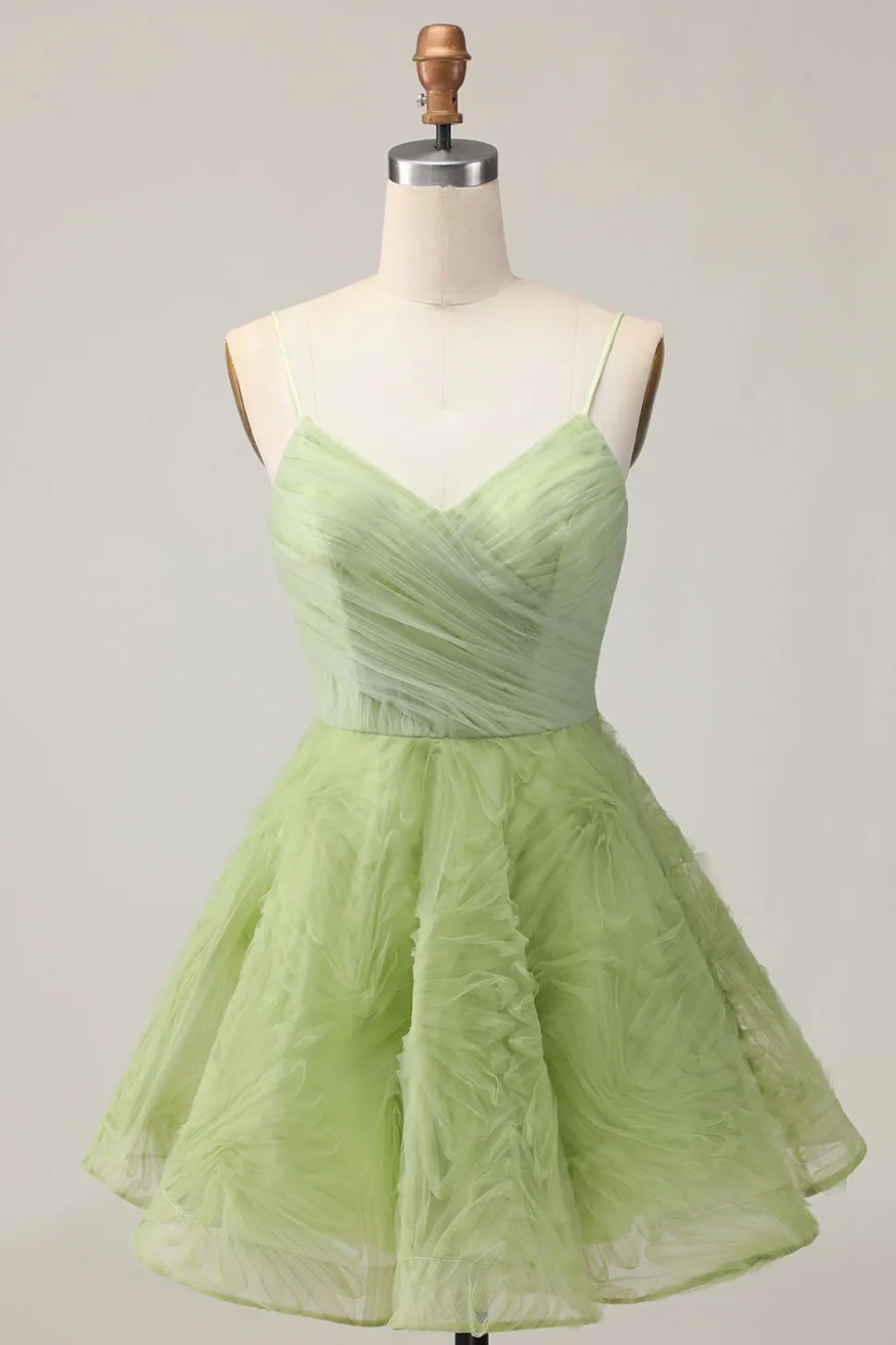 A Linha Esparguete Correias Verde Ruched Short Homecoming Dress com costas abertas