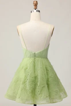 A Linha Esparguete Correias Verde Ruched Short Homecoming Dress com costas abertas