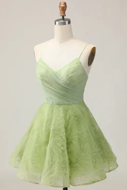 A Linha Esparguete Correias Verde Ruched Short Homecoming Dress com costas abertas