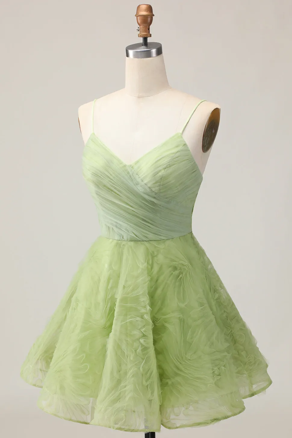 A Linha Esparguete Correias Verde Ruched Short Homecoming Dress com costas abertas