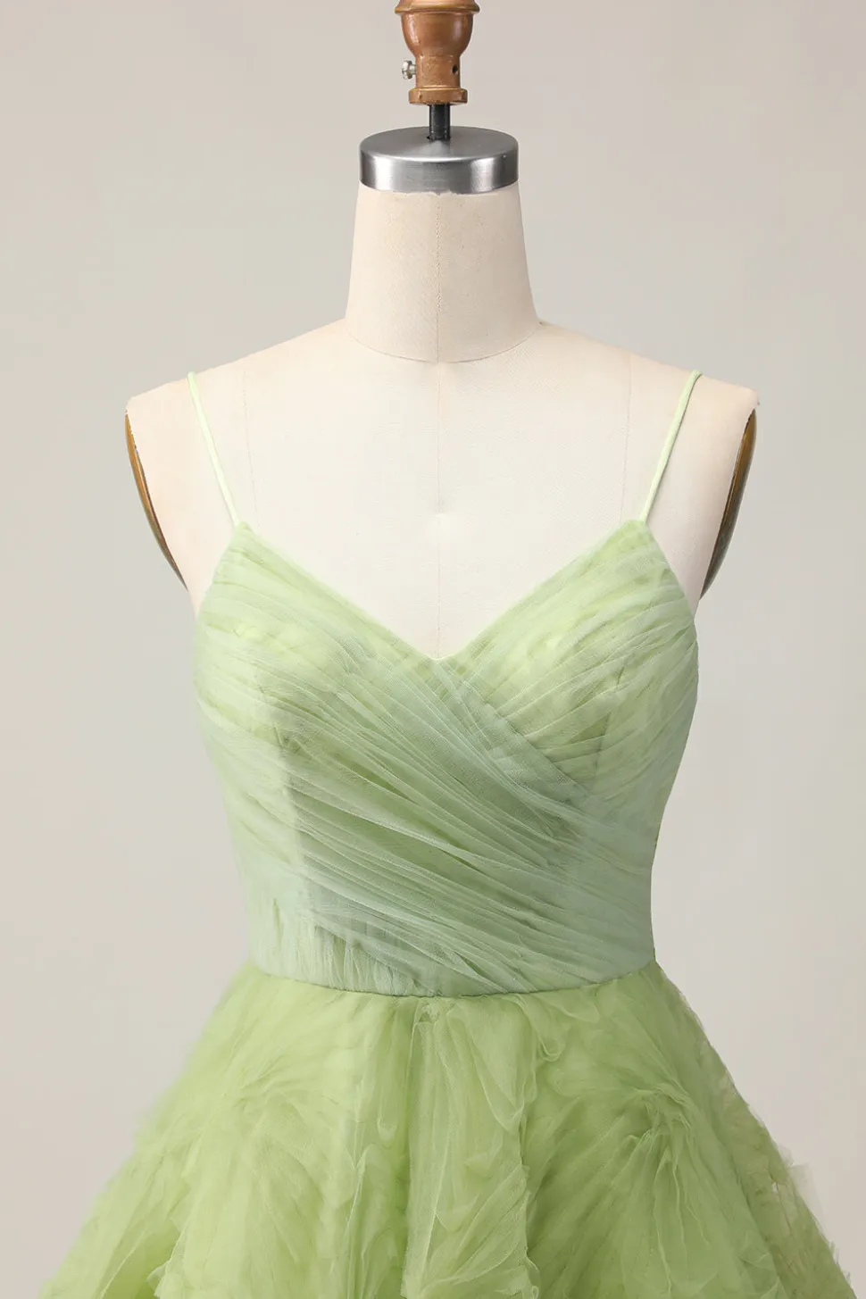 A Linha Esparguete Correias Verde Ruched Short Homecoming Dress com costas abertas