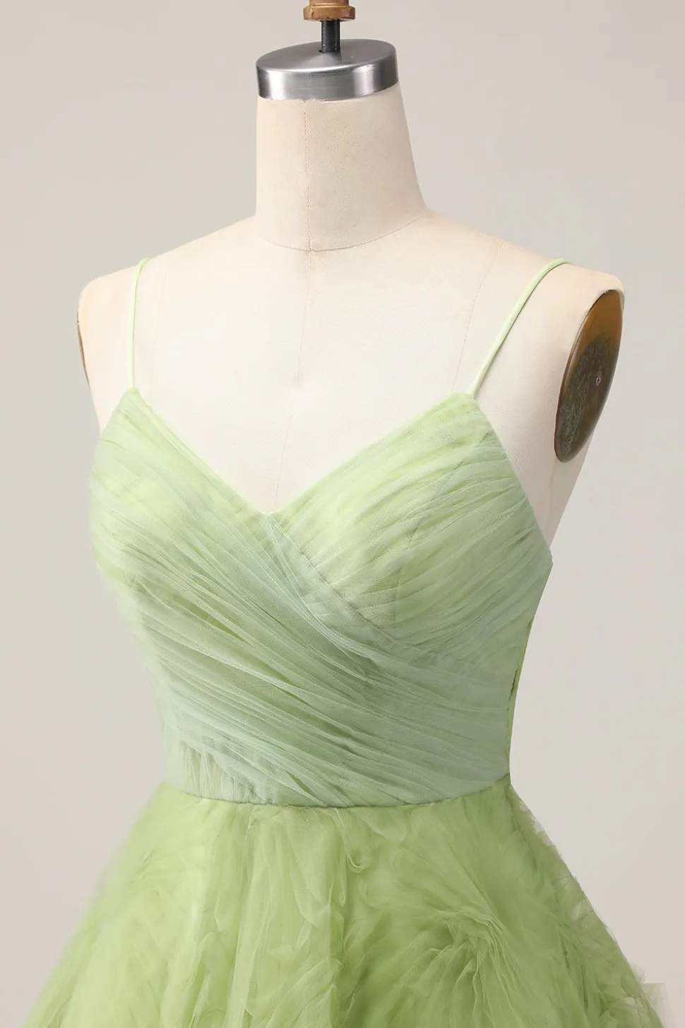 A Linha Esparguete Correias Verde Ruched Short Homecoming Dress com costas abertas