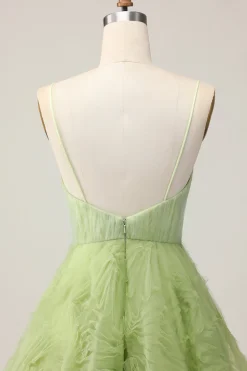 A Linha Esparguete Correias Verde Ruched Short Homecoming Dress com costas abertas