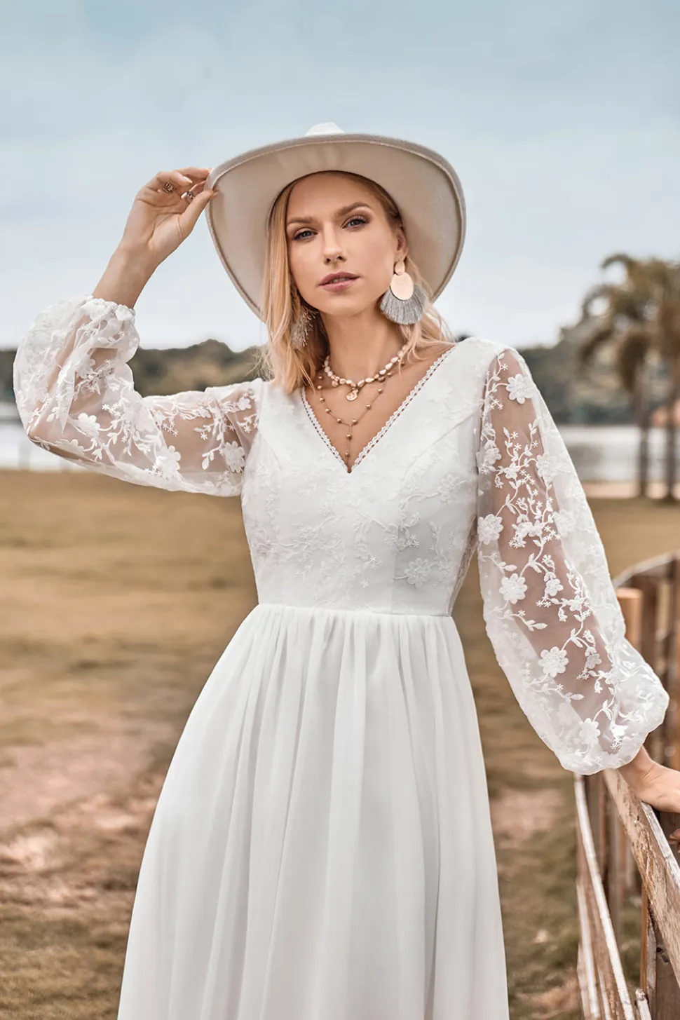 A Linha V Pescoço Marfim Chiffon Varredura Trem Boho Vestido de Noiva com Renda