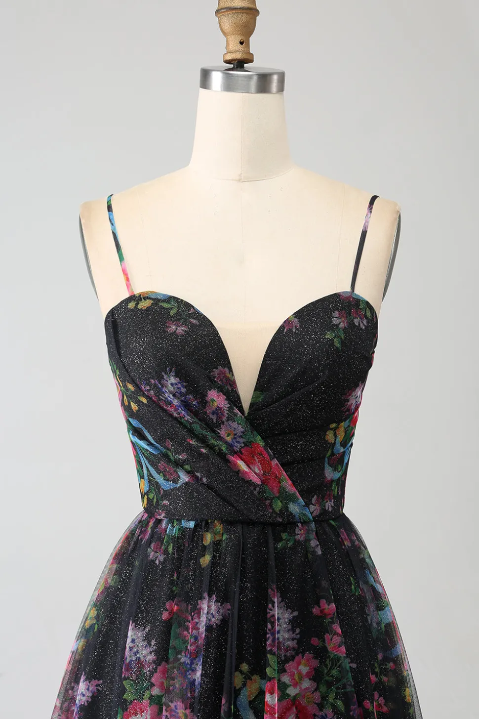 Alças de espaguete estampadas pretas Um vestido de baile de formatura de linha com fenda