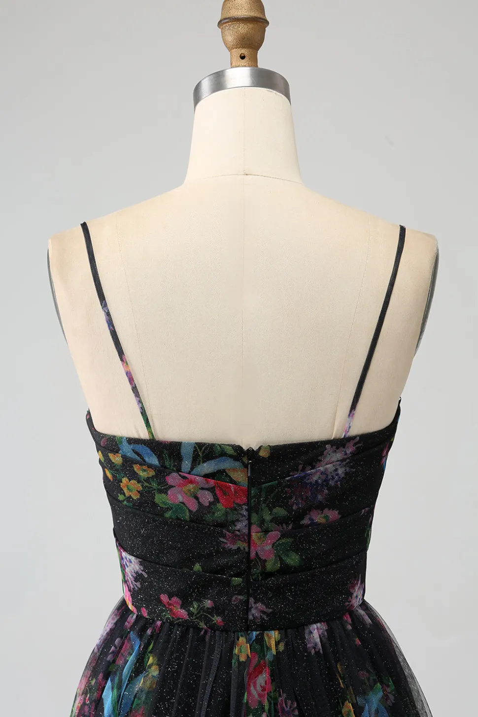 Alças de espaguete estampadas pretas Um vestido de baile de formatura de linha com fenda