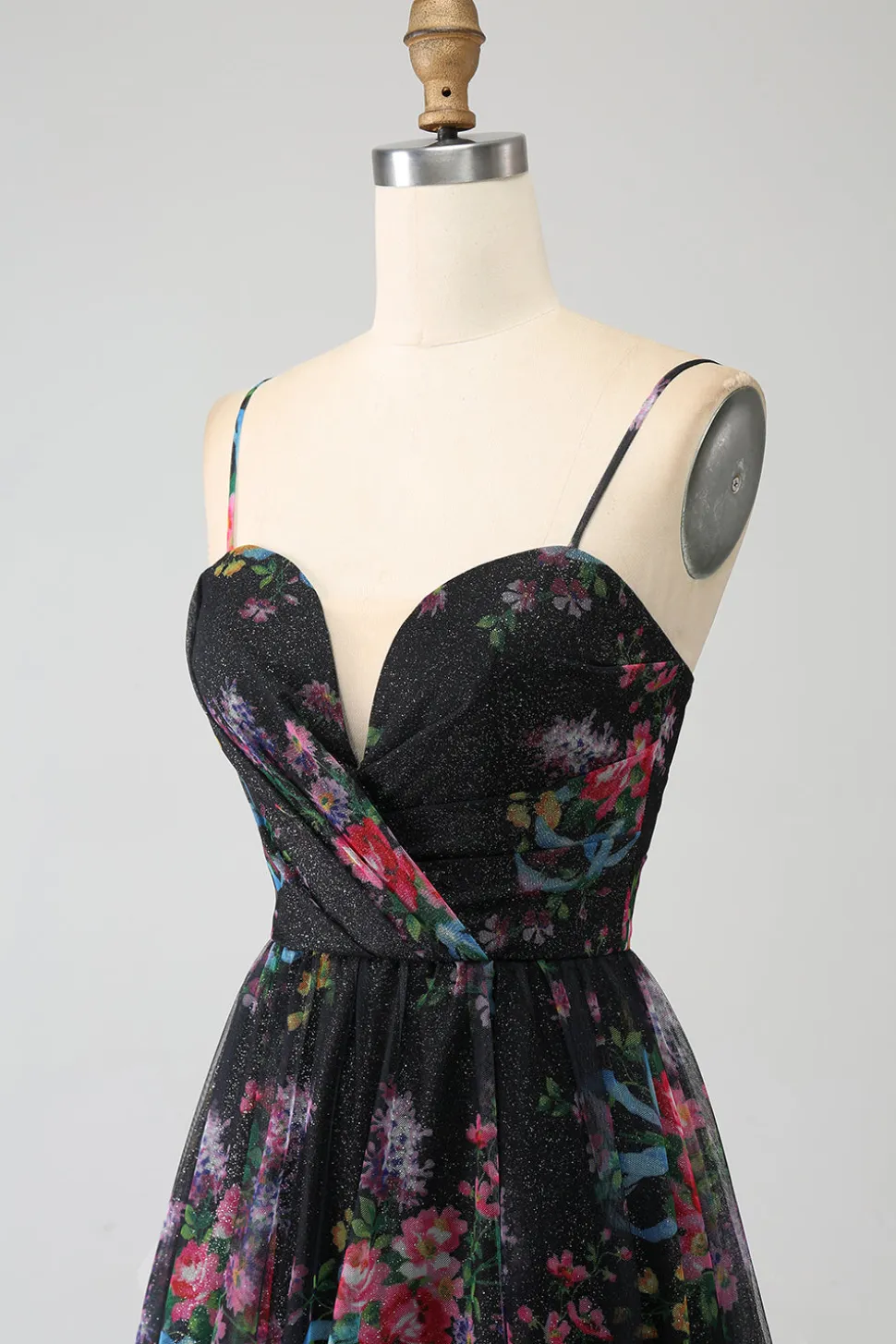 Alças de espaguete estampadas pretas Um vestido de baile de formatura de linha com fenda