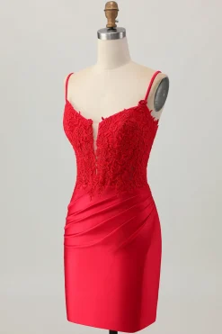 Alças de espaguete vermelho escuro frisado curto apertado Homecoming vestido com renda para trás