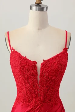 Alças de espaguete vermelho escuro frisado curto apertado Homecoming vestido com renda para trás