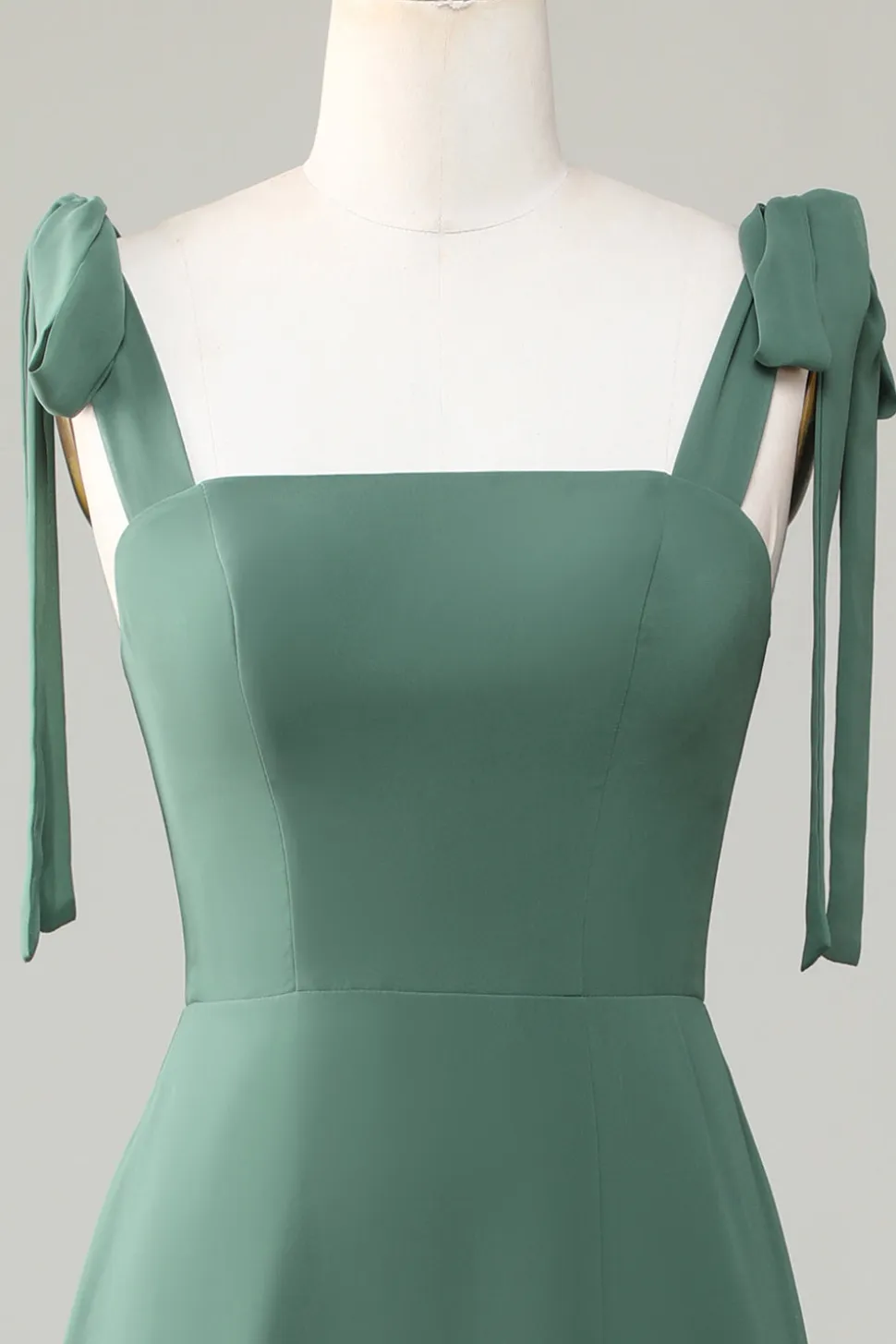 Alças de gravata de eucalipto Um vestido de dama de honra linha com fenda