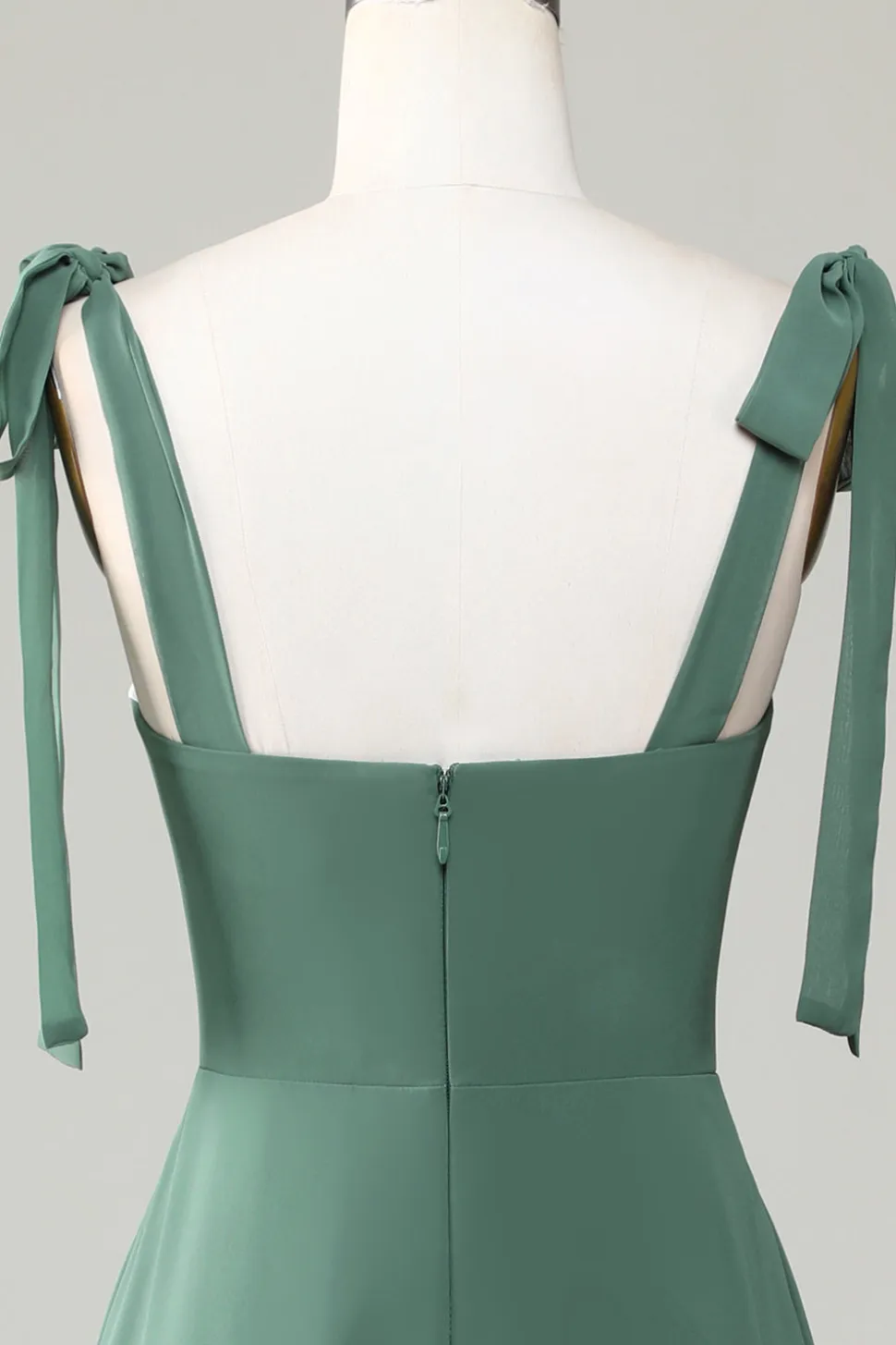 Alças de gravata de eucalipto Um vestido de dama de honra linha com fenda