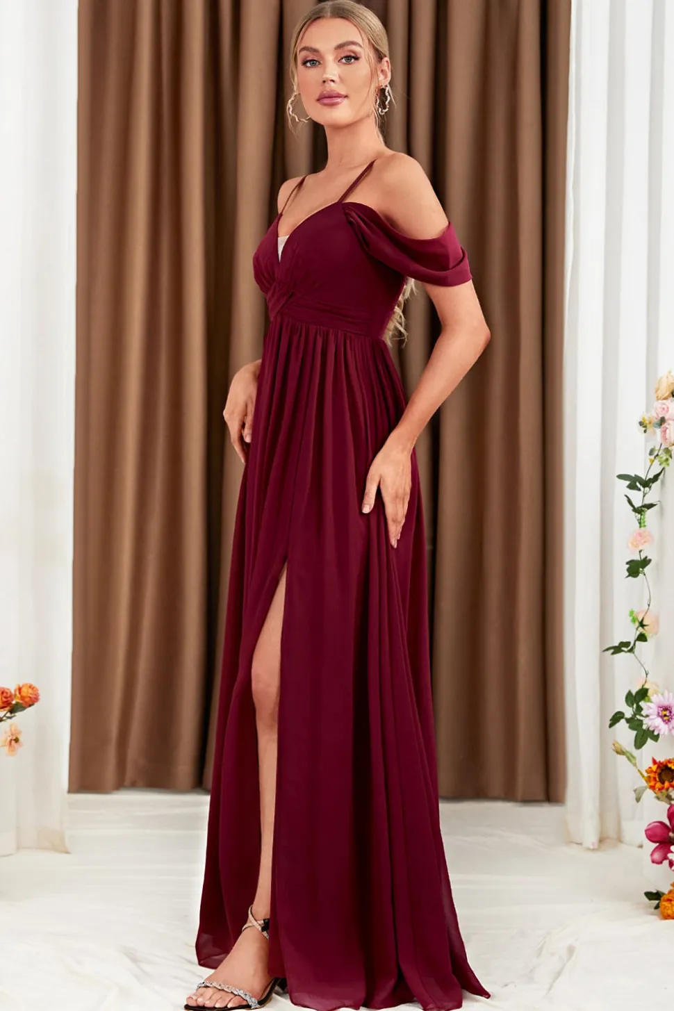 A-Line Cold Shoulder Borgonha vestido formal com fenda