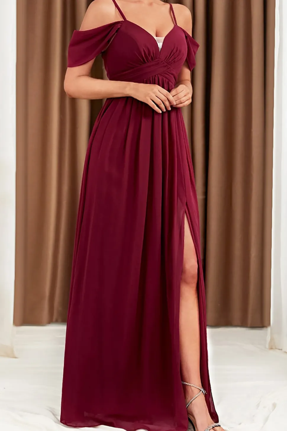 A-Line Cold Shoulder Borgonha vestido formal com fenda
