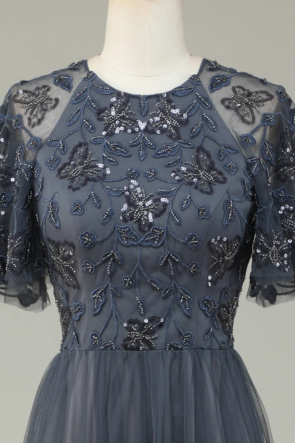 A-Line Tule frisado longo vestido de dama de honra cinza com apliques