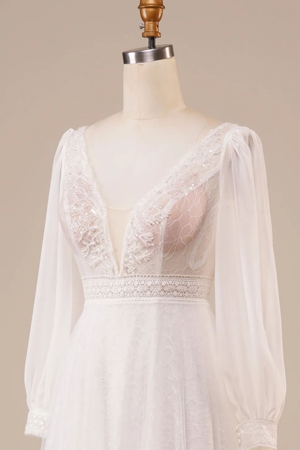 A-Line Tule frisado vestido de noiva marfim com mangas