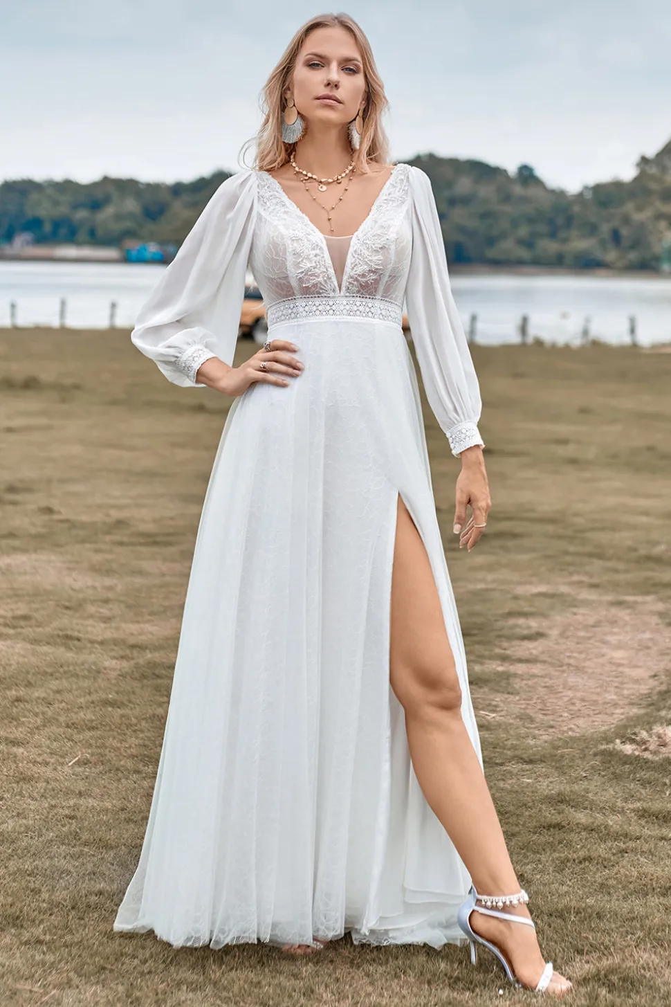 A-Line Tule frisado vestido de noiva de marfim com mangas compridas