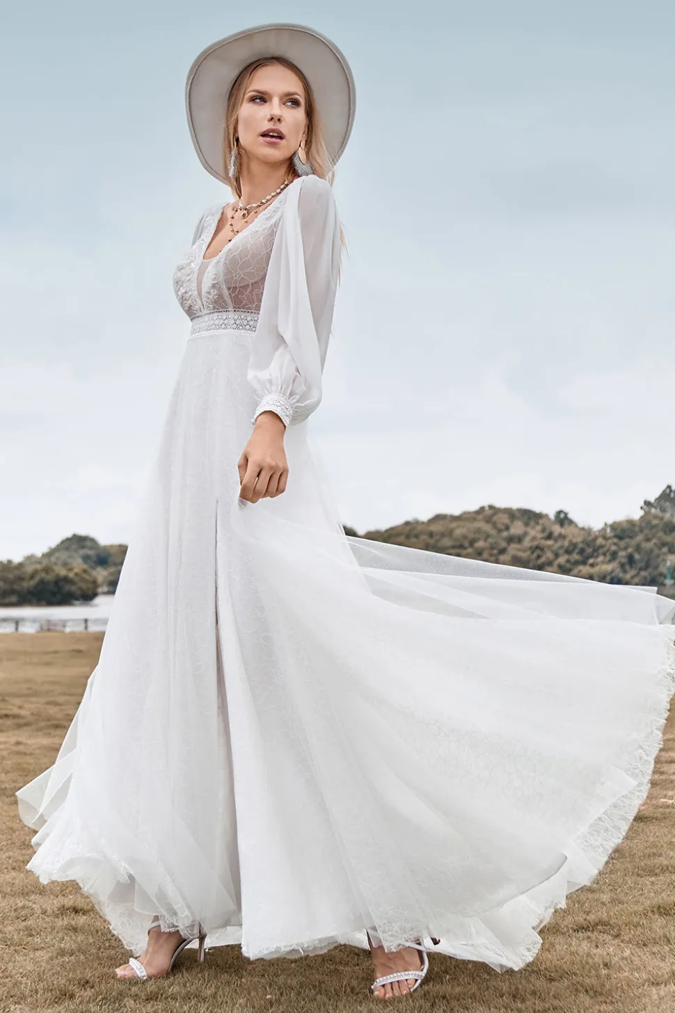 A-Line Tule frisado vestido de noiva de marfim com mangas compridas