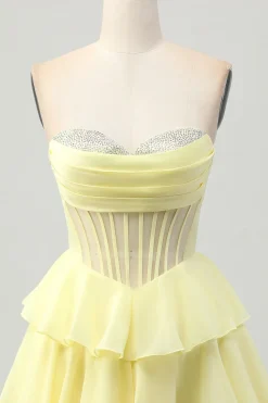 Amarelo A-Line Strapless Tiered Corset Homecoming Vestido com Missangas