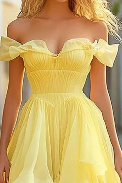 Amarelo babado uma linha longo vestido de baile com fenda