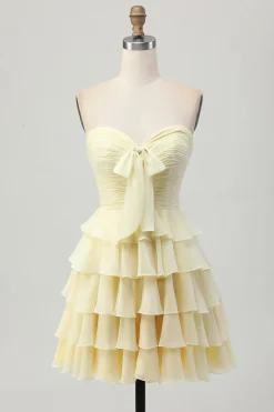 Amarelo sem alças Uma linha Tiered Homecoming Dress com arco
