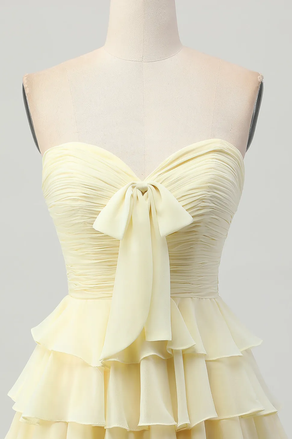Amarelo sem alças Uma linha Tiered Homecoming Dress com arco