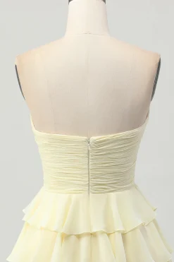 Amarelo sem alças Uma linha Tiered Homecoming Dress com arco