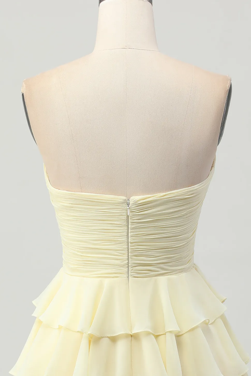 Amarelo sem alças Uma linha Tiered Homecoming Dress com arco