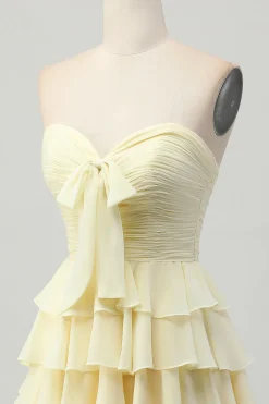 Amarelo sem alças Uma linha Tiered Homecoming Dress com arco