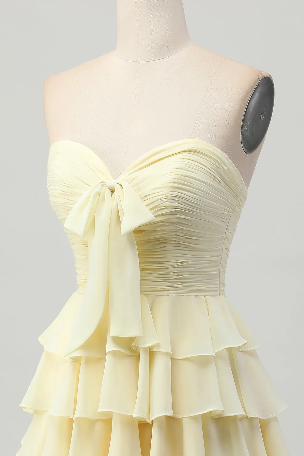 Amarelo sem alças Uma linha Tiered Homecoming Dress com arco