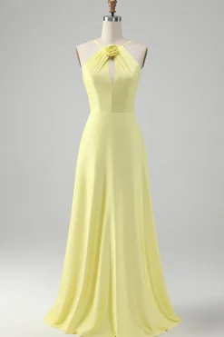 Amarelo Uma linha Halter cortado longo vestido de dama de honra com flor