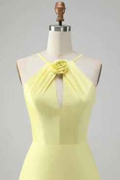 Amarelo Uma linha Halter cortado longo vestido de dama de honra com flor