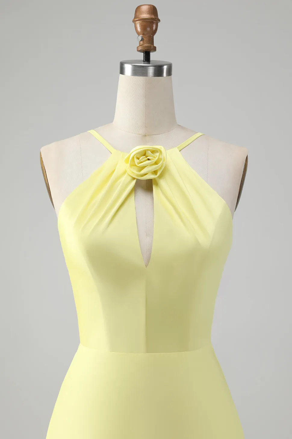 Amarelo Uma linha Halter cortado longo vestido de dama de honra com flor
