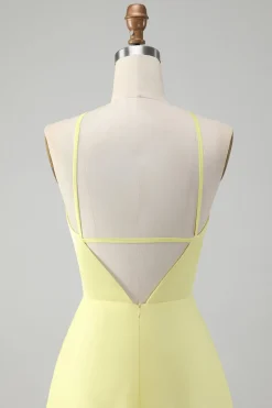 Amarelo Uma linha Halter cortado longo vestido de dama de honra com flor