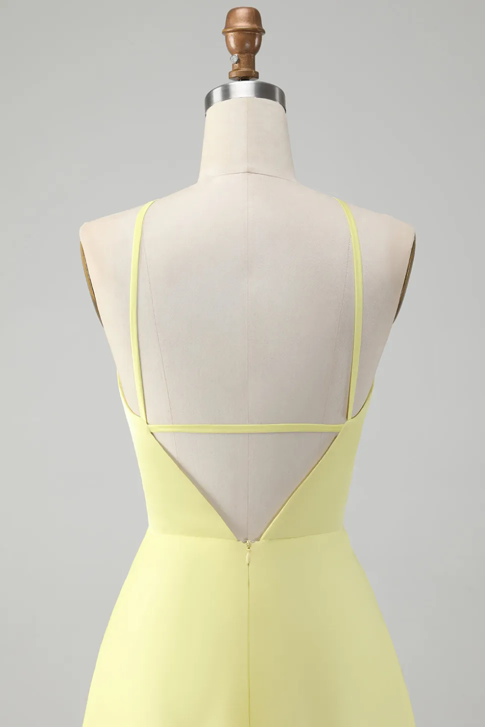 Amarelo Uma linha Halter cortado longo vestido de dama de honra com flor