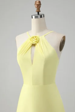 Amarelo Uma linha Halter cortado longo vestido de dama de honra com flor