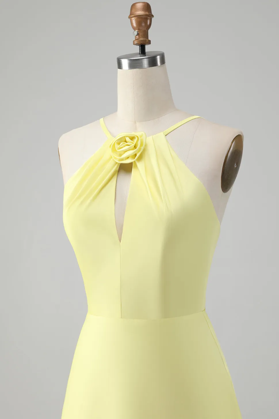 Amarelo Uma linha Halter cortado longo vestido de dama de honra com flor