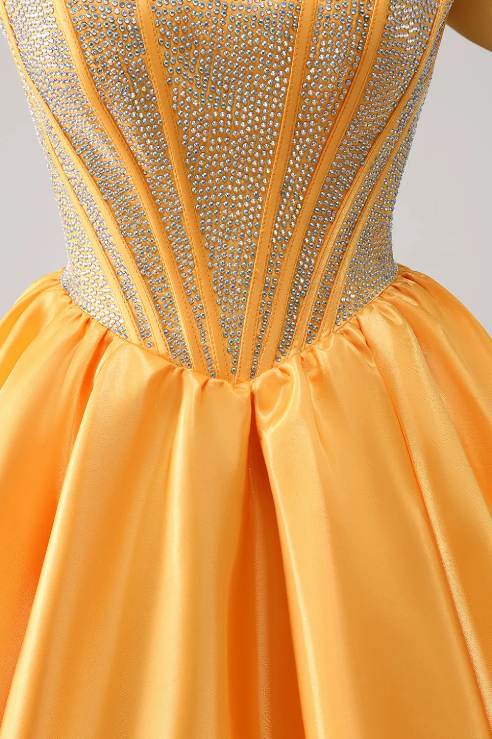 Azul brilhante Uma linha fora do ombro cetim babado Homecoming Dress com frisos