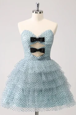 Azul Uma linha em camadas pontilhado Strapless Homecoming Dress com laços