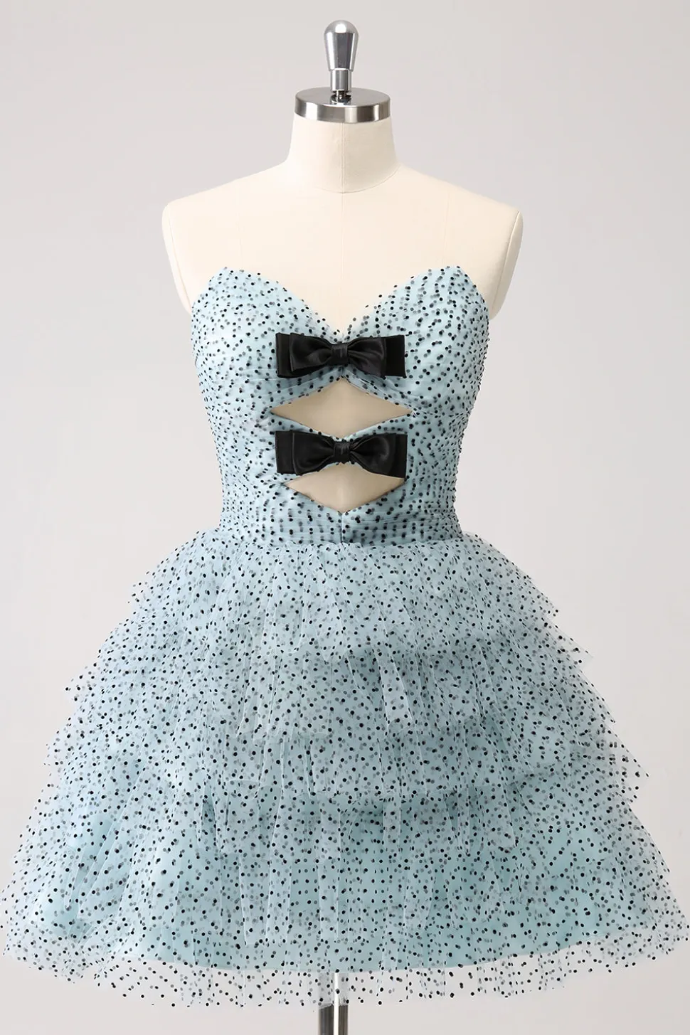 Azul Uma linha em camadas pontilhado Strapless Homecoming Dress com laços