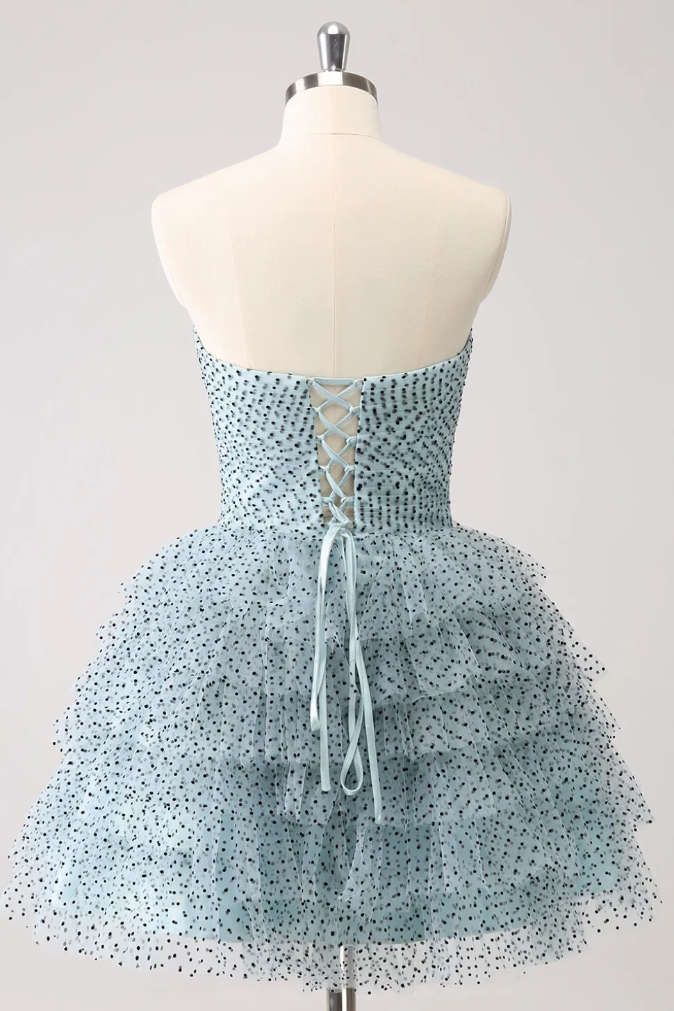 Azul Uma linha em camadas pontilhado Strapless Homecoming Dress com laços