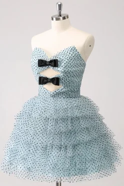 Azul Uma linha em camadas pontilhado Strapless Homecoming Dress com laços