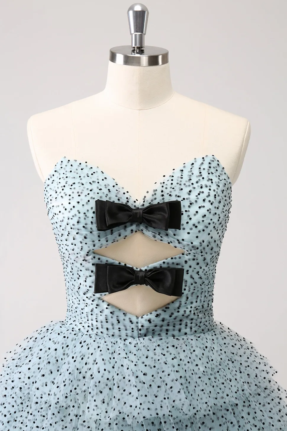 Azul Uma linha em camadas pontilhado Strapless Homecoming Dress com laços