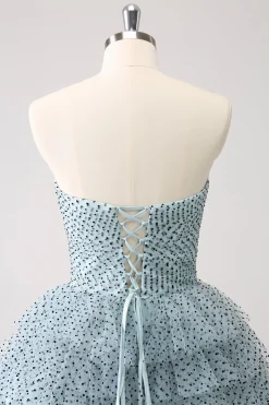 Azul Uma linha em camadas pontilhado Strapless Homecoming Dress com laços