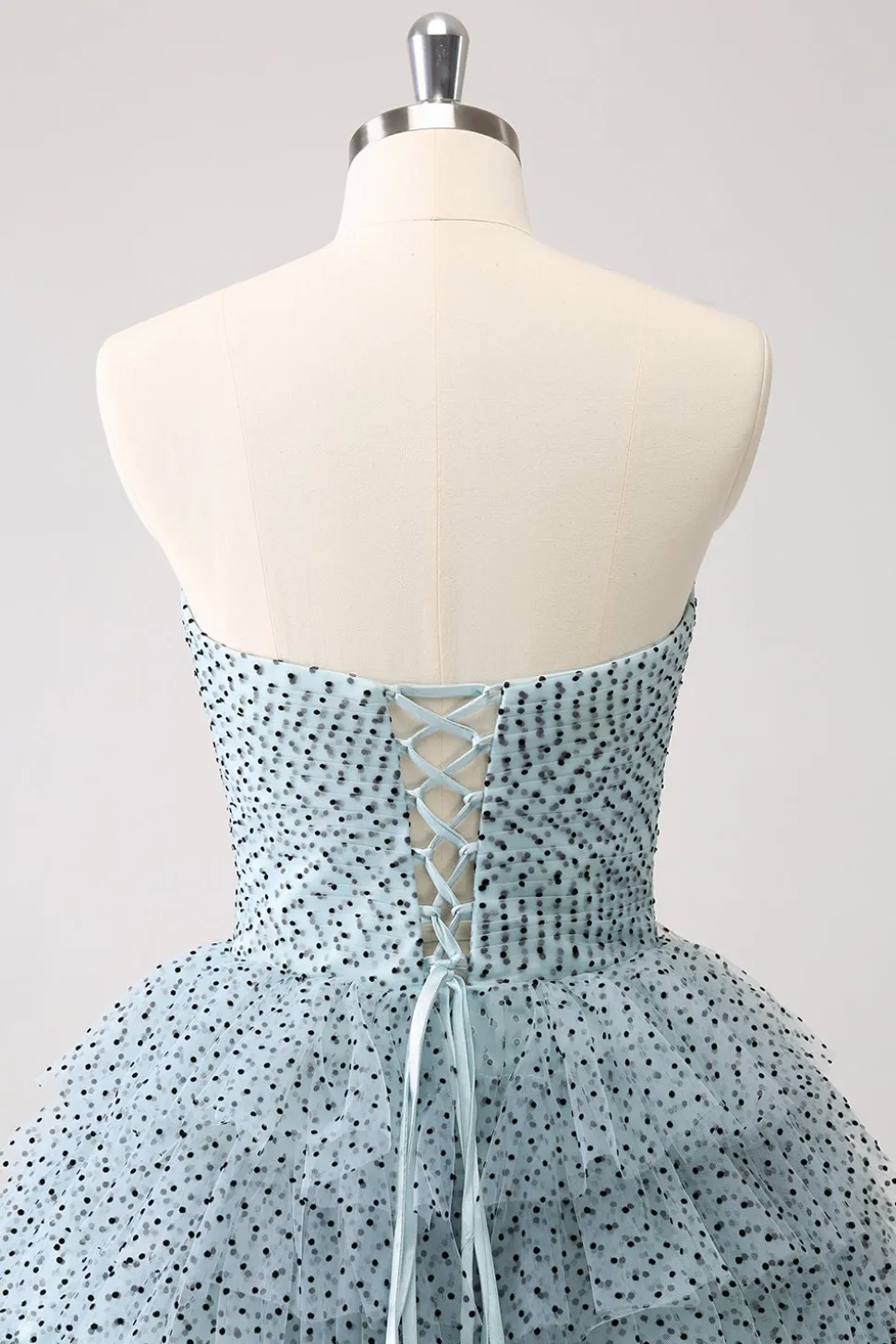 Azul Uma linha em camadas pontilhado Strapless Homecoming Dress com laços