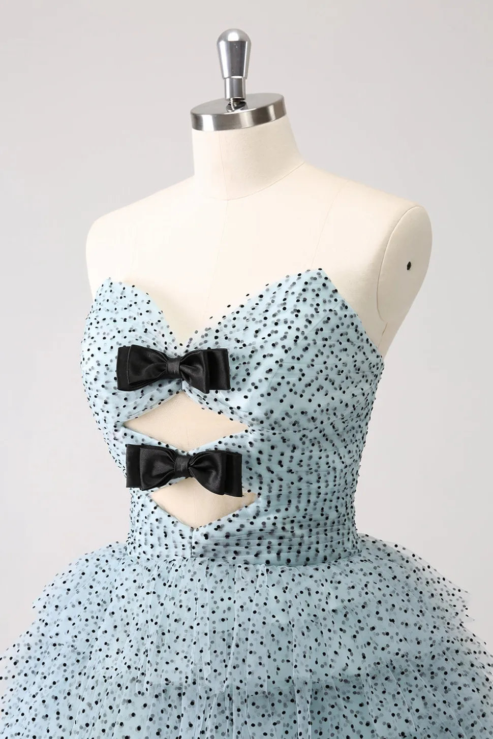 Azul Uma linha em camadas pontilhado Strapless Homecoming Dress com laços